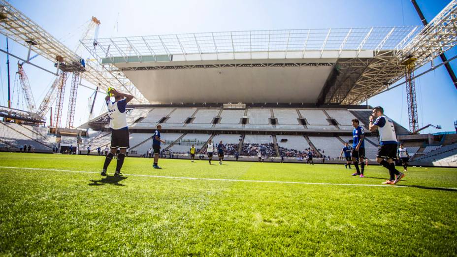 Jogadores durante treino realizado na Arena Corinthians, em São Paulo