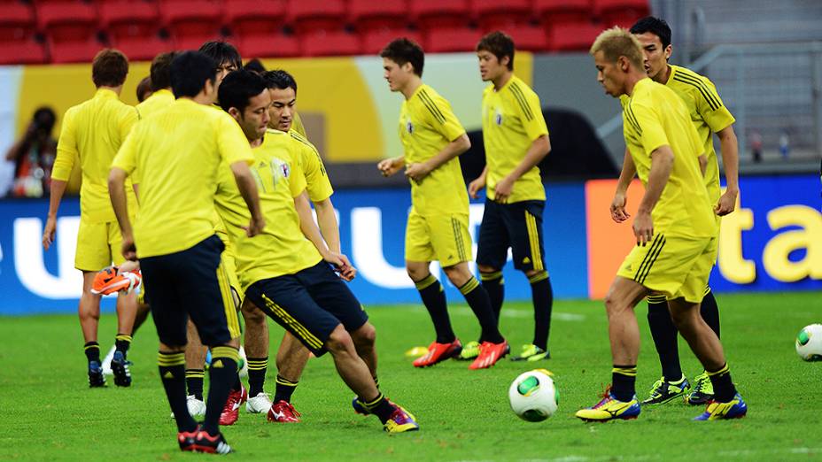 Jogadores da seleção japonesa, durante o treino para enfrentar o Brasil na Copa das Confederações, em 14/06/2013