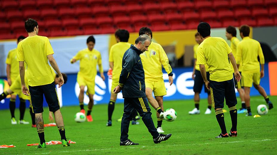 Treinador da seleção japonesa, Alberto Zaccheroni, durante o treino para enfrentar o Brasil na Copa das Confederações, em 14/06/2013
