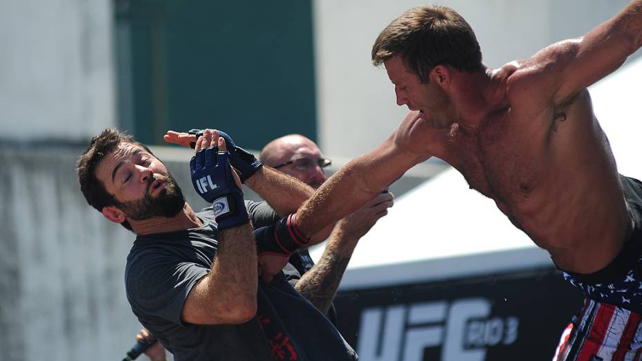 Stephan Bonnar (d), lutador do UFC, durante o treino aberto ao público para o UFC Rio III, realizado na Lapa