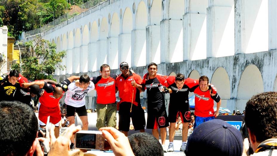 Erick e sua equipe no octogono durante treino livre do UFC, no Rio de Janeiro