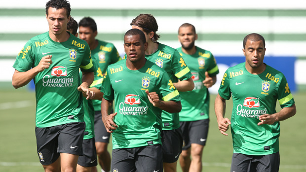 Jogadores durante o treino do Brasil
