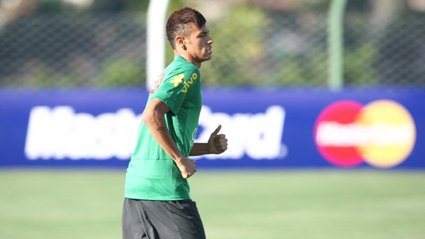 Neymar durante treino da seleção brasileira, em 04/06/2013