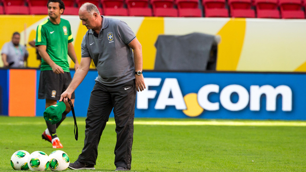 Felipão durante treino da seleção em Brasília, em 14/06/2013