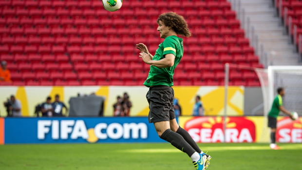 David Luiz durante treino da selação em Brasília, em 14/06/2013