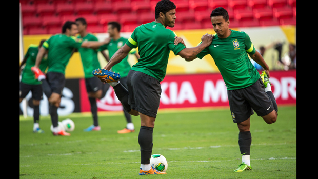 Jogadores durante treino da seleção em Brasília, em 14/06/2013