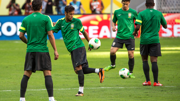 Jogadores durante treino da seleção em Brasília, em 14/06/2013