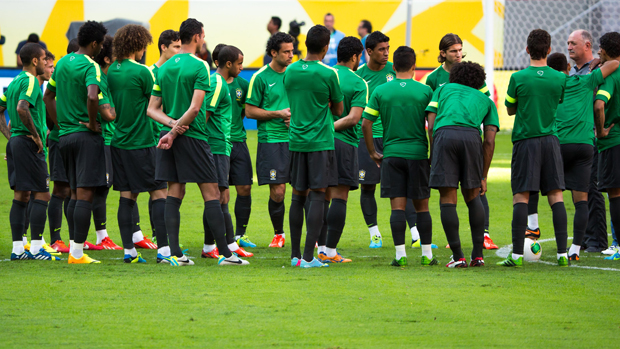 Jogadores durante treino da seleção em Brasília, em 14/06/2013