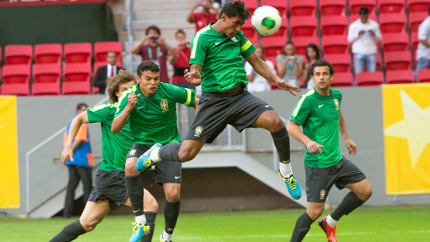 Jogadores durante treino da seleção em Brasília, em 14/06/2013