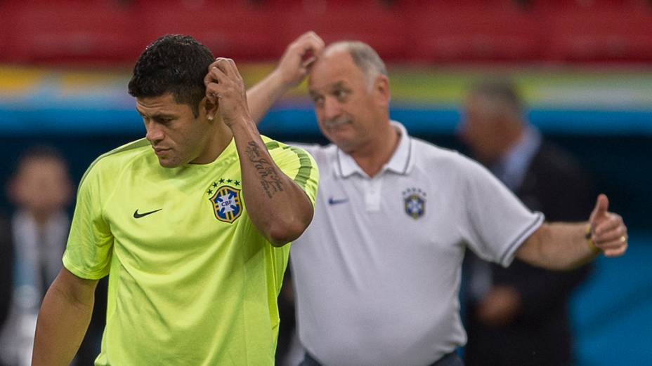 O técnico Luiz Felipe Scolari e o jogador Hulk, durante treinamento da Seleção, em Brasília