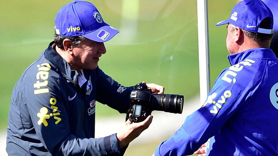 Parreira tira fotos durante treino da seleção, em 02/07/2014