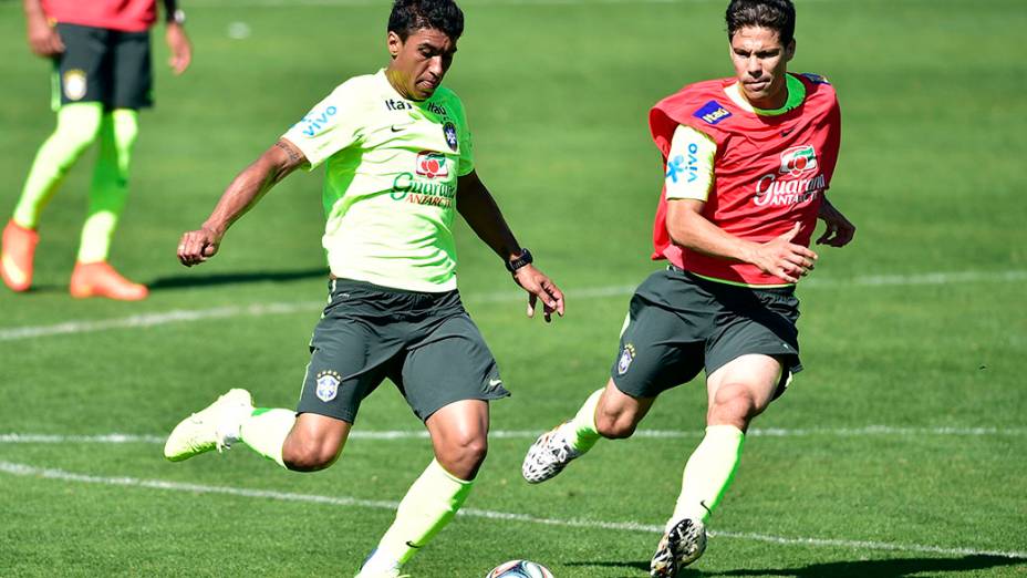 Paulinho durante treino da seleção, em 02/07/2014