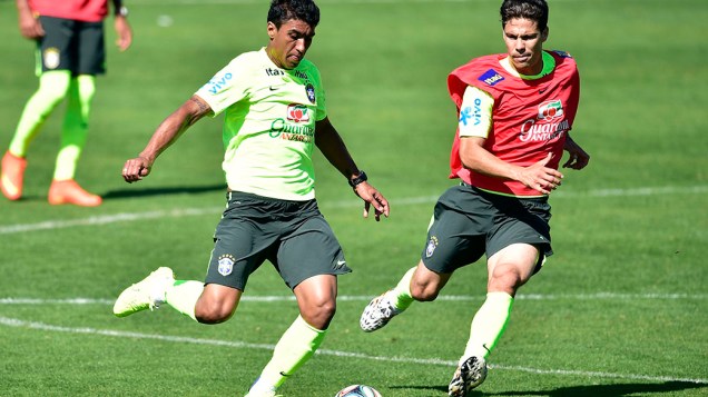 Paulinho durante treino da seleção, em 02/07/2014