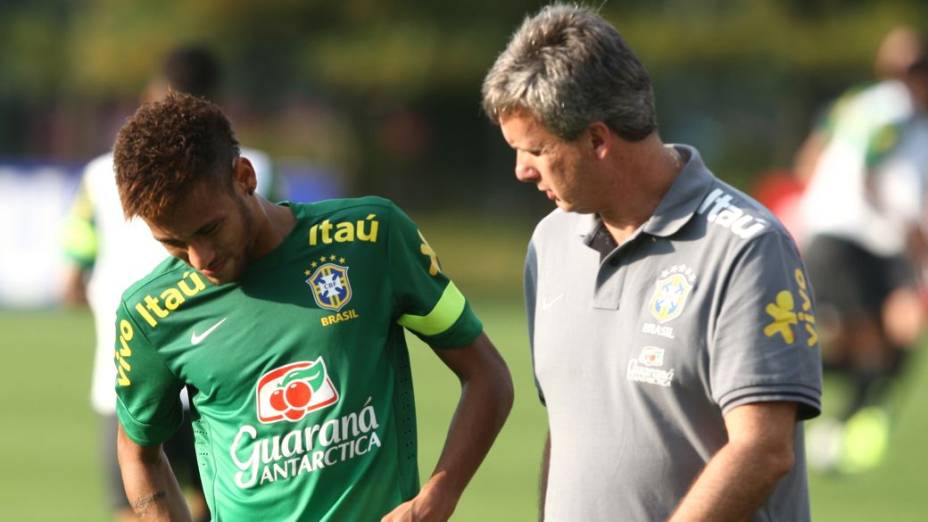 Neymar sente dores no treino da seleção brasileira em Seul, antes do amistoso com a Coreia do Sul