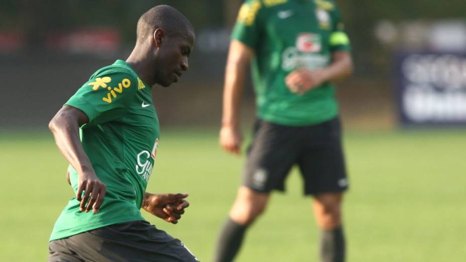 Ramires no treino da seleção brasileira em Seul, antes do amistoso com a Coreia do Sul