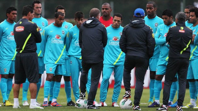 Mano Menezes conversa com os jogadores durante treino da seleção brasileira em São Paulo