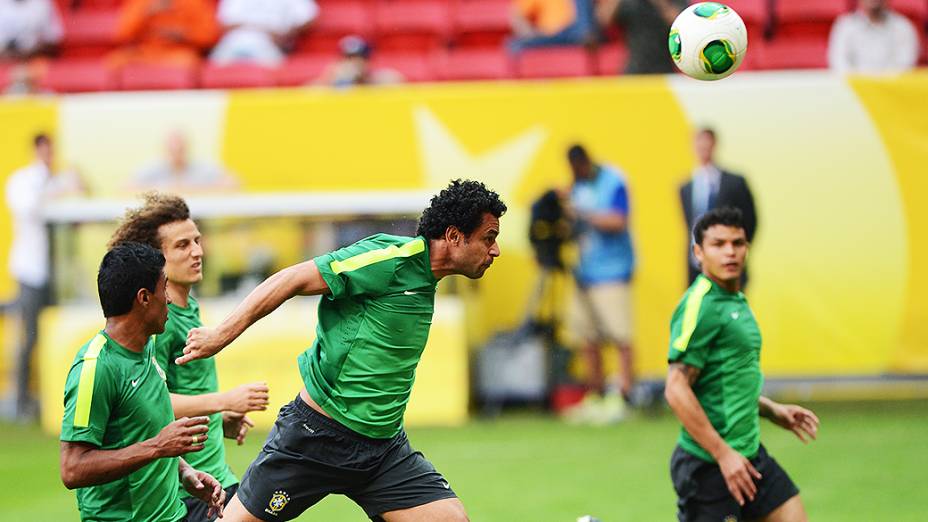 Jogadores durante treino da seleção brasileira, em Brasília, em 14/06/2013