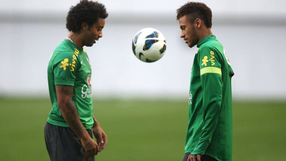 Marcelo e Neymar no treino da seleção brasileira em Seul