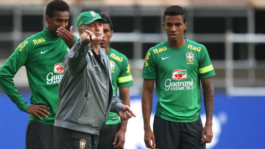 O técnico Luiz Felipe Scolari no treino da seleção brasileira em Seul