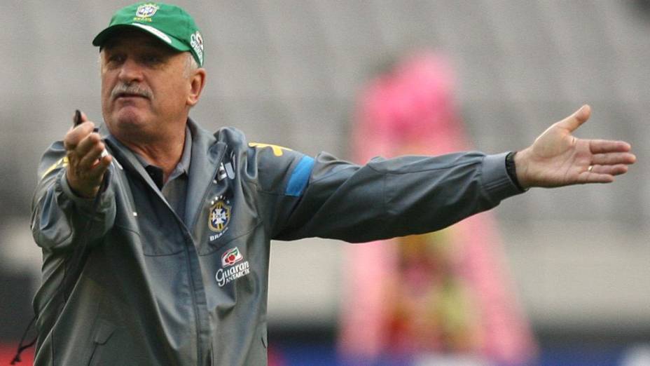 O técnico Luiz Felipe Scolari no treino da seleção brasileira em Seul