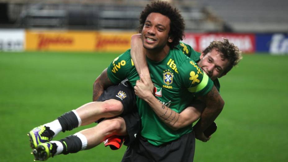 Marcelo e Bernard no treino da seleção brasileira em Seul