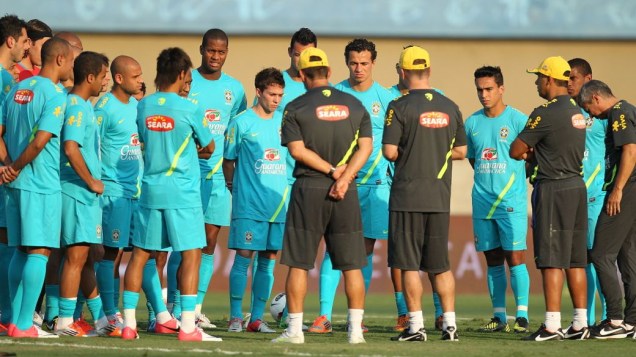Mano Menezes comanda treino da seleção em Goiânia, antes do Superclássico das Américas