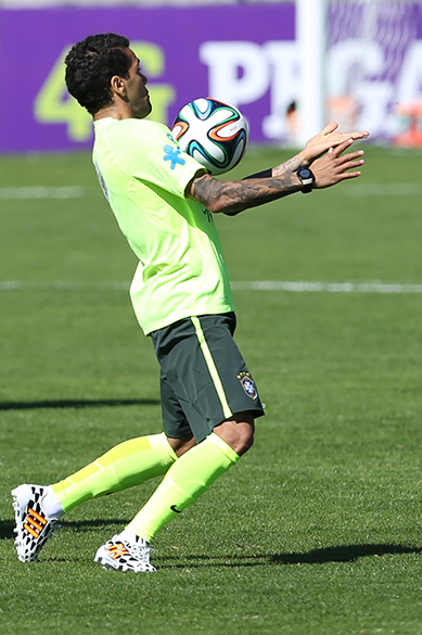 Daniel Alves durante treino da Seleção na Granja Comary, em Teresópolis, neste sábado (31)