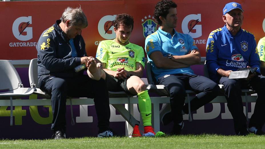 O jogador Bernardo deixa o campo após treino da Seleção Brasileira neste sábado (31)