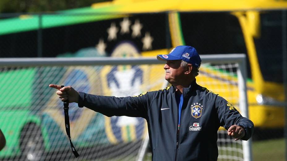 O técnico da Seleção Brasilera, Luiz Felipe Scolari, durante o treino deste sábado (31) na Granja Comary, em Teresópolis