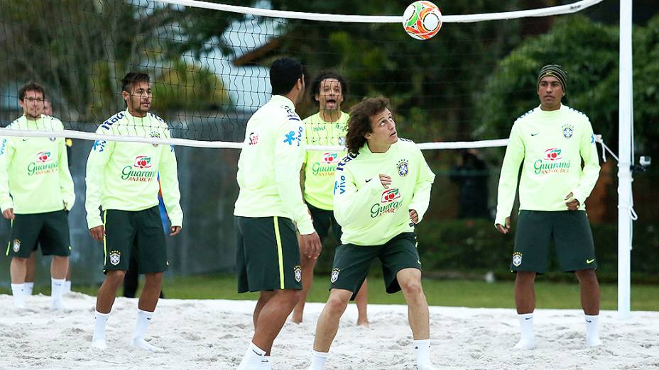 Jogadores da seleção brasileira durante sessão de treinos na areia, em Teresópolis
