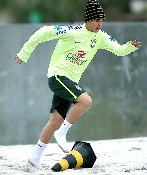 Oscar durante o treino na areia da seleção brasileira, em Teresópolis