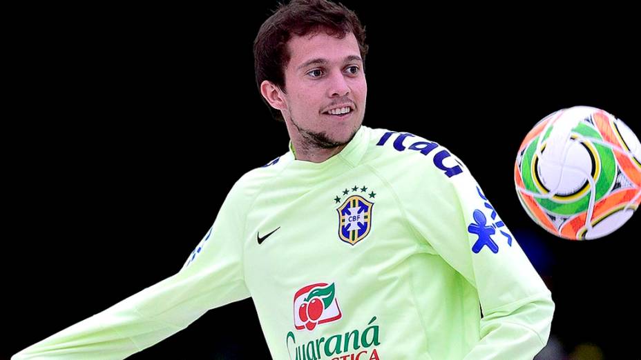 Bernard durante o treino na areia da seleção brasileira, em Teresópolis