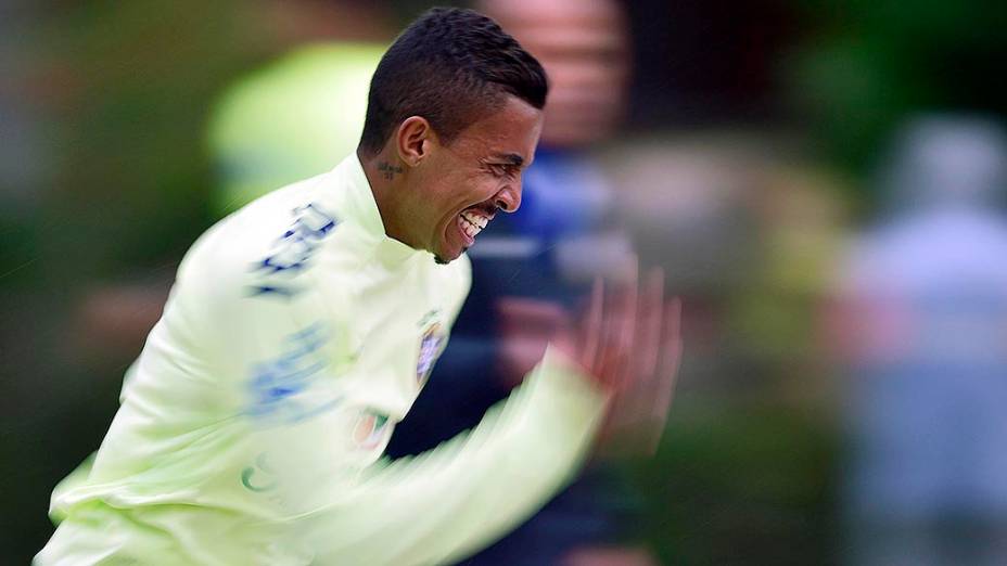 Luiz Gustavo durante o treino na areia da seleção brasileira, em Teresópolis