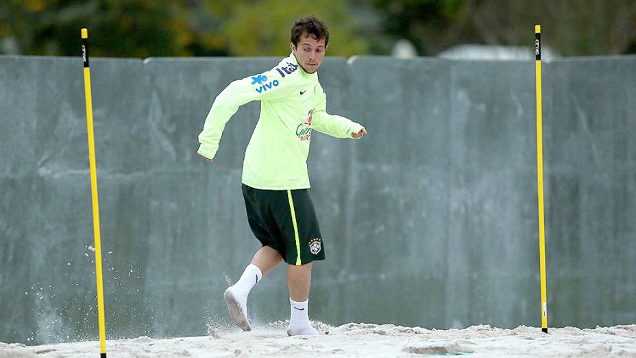Bernard durante o treino na areia da seleção brasileira, em Teresópolis