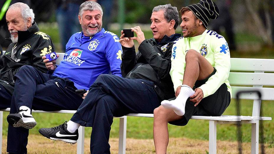 Neymar ao lado de Parreira e comissão técnica, durante sessão de treinos da seleção brasileira em Teresópolis