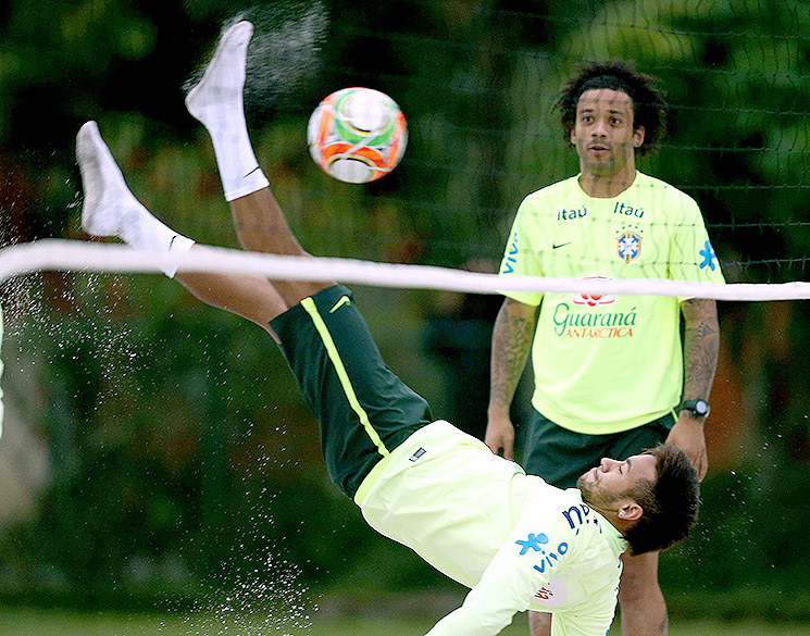 Neymar dá uma bicicleta durante o treino na areia da seleção brasileira, em Teresópolis