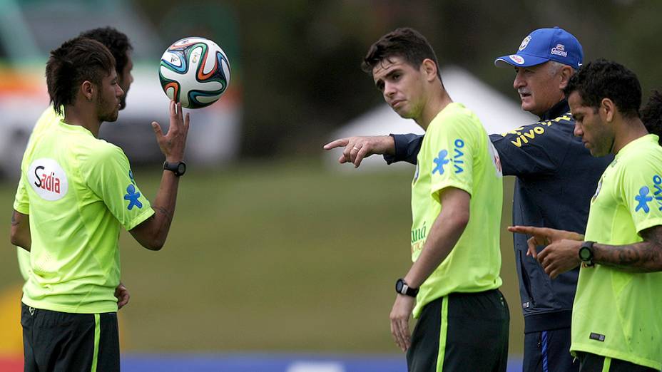 Técnico Luiz Felipe Scolari observou o treino e deu instrução aos jogadores