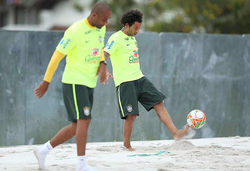 Jogadores da seleção brasileira durante sessão de treinos na areia, em Teresópolis