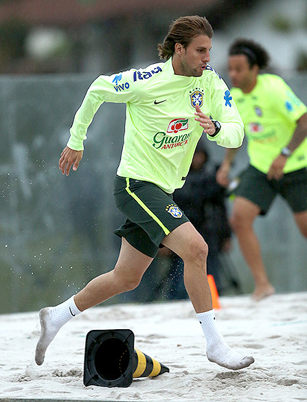 Henrique durante o treino na areia da seleção brasileira, em Teresópolis