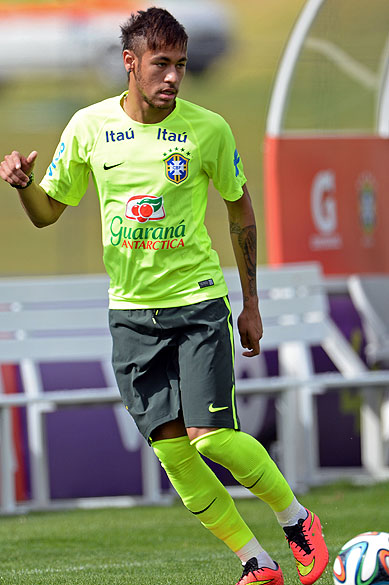 O jogador Neymar da seleção brasileira, em treino no campo da Granja Comary, em Teresópolis, na Região Serrana do Rio de Janeiro, nesta quinta-feira (29)