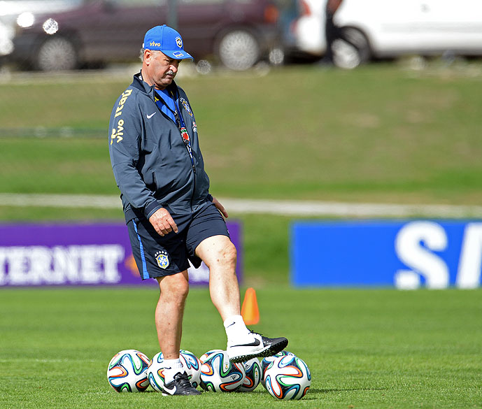 O técnico Luiz Felipe Scolari durante sessão de treino da seleção brasileira de futebol na Granja Comary, em Teresópolis, região serrana do Rio de Janeiro, na manhã desta quinta- feira (29)