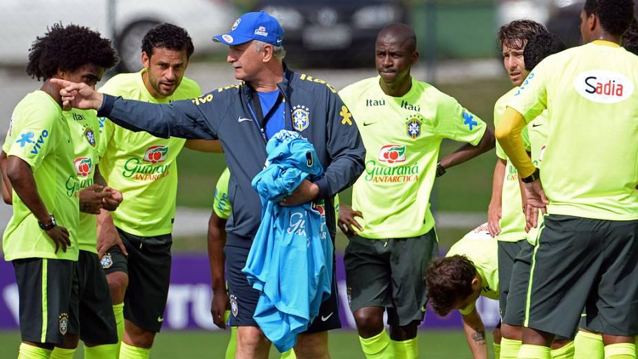 O técnico Luiz Felipe Scolari durante sessão de treino da seleção brasileira de futebol na Granja Comary, em Teresópolis, região serrana do Rio de Janeiro, na manhã desta quinta- feira (29)