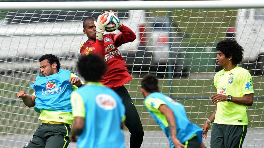 A seleção brasileira faz sua preparação para disputar a Copa do Mundo de 2014, nesta quinta-feira (29), no campo da Granja Comary, em Teresópolis, na Região Serrana do Rio de Janeiro