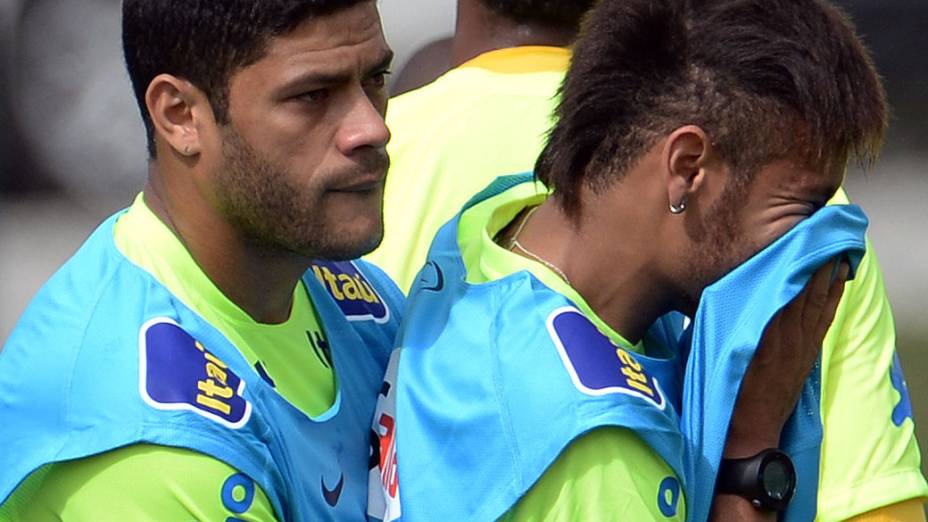 O jogador Neymar da seleção brasileira, em treino no campo da Granja Comary, em Teresópolis, na Região Serrana do Rio de Janeiro, nesta quinta-feira (29)