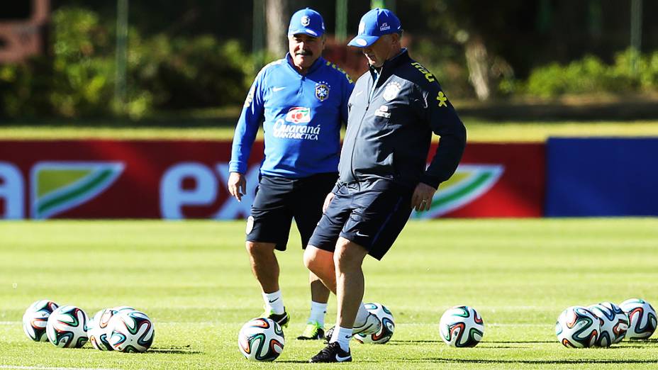 O técnico de futebol Luiz Felipe Scolari e Murtosa durante o treino do Brasil, nesta sexta-feira (30)