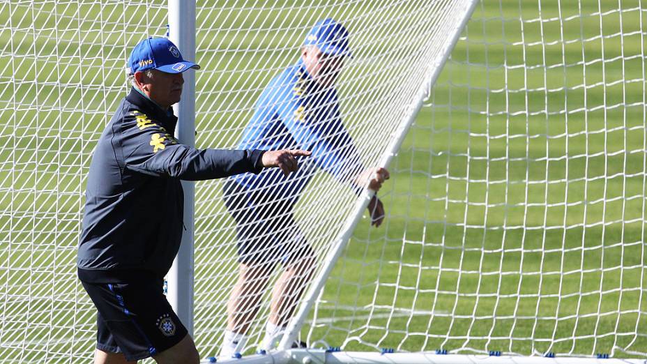 O técnico de futebol Luiz Felipe Scolari e Murtosa durante o treino do Brasil, nesta sexta-feira (30)