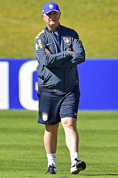 O técnico de futebol Luiz Felipe Scolari durante o treino do Brasil, nesta sexta-feira (30)