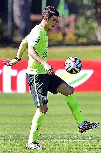 Oscar, meia da seleção brasileira de futebol durante treino na Granja Comary, em Teresópolis, nesta sexta-feira (30)