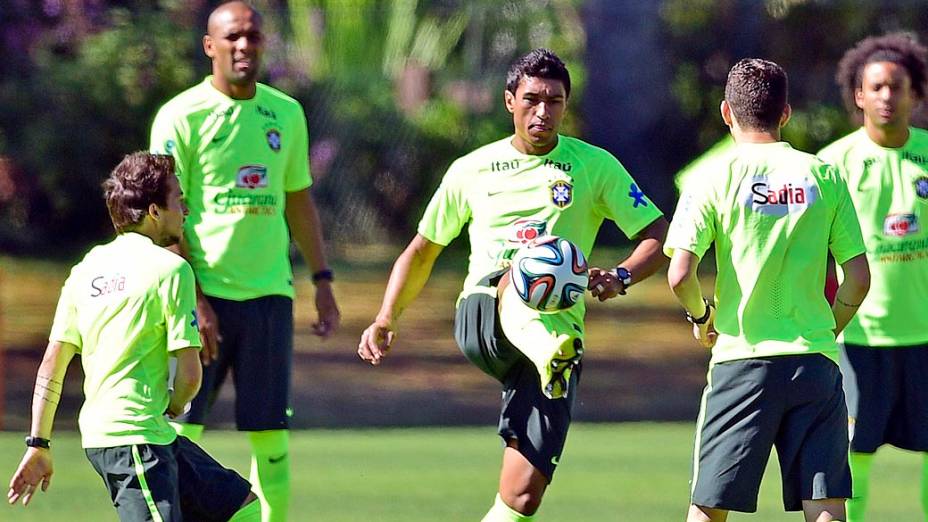 Paulinho, volante da seleção brasileira de futebol durante treino na Granja Comary, em Teresópolis, nesta sexta-feira (30)