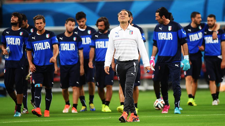 O técnico Cesare Prandelli comanda o treino da seleção italiana, na Arena Amazônia em Manaus